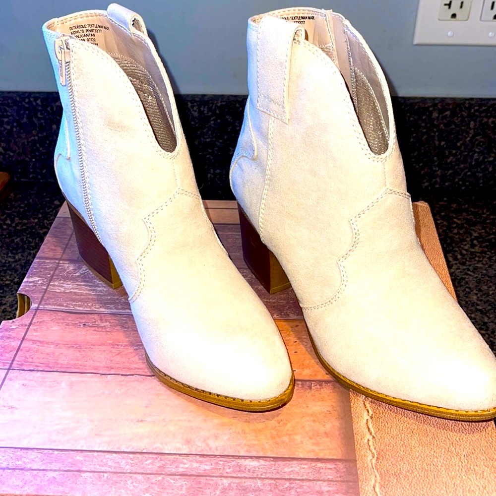 Women’s Cream colored cowboy boots